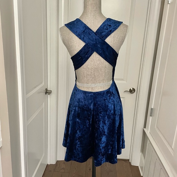 Lulus Blue Velvet Open Cross Back Mini Skater Fit & Flare Cocktail Dress Size M - Picture 9 of 9